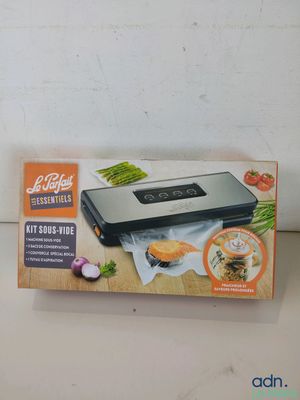 emballage d'un aspirateur posé sur une table, à côté d'une boîte