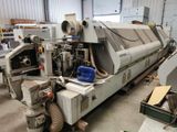 une machine qui se trouve à l'intérieur d'un bâtiment