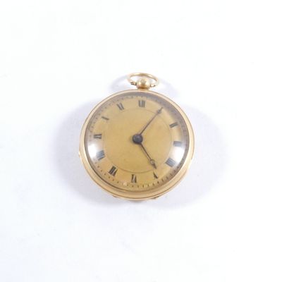 une montre de poche en or avec des chiffres romains sur le cadran