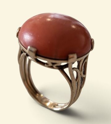 une image représentant une bague sertie d'une grosse pierre rouge