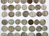 une collection de pièces de monnaie romaines