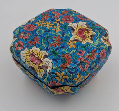 une petite boîte bleue ornée d'un motif floral