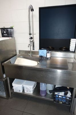 SUR DESIGNATION : Une plonge inox un bac douchette col de cy…