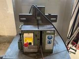 une machine posée sur une table dans une pièce