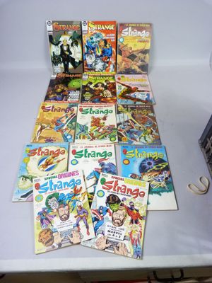 de nombreuses bandes dessinées posées sur une table à côté d'un ordinateur portable