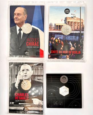 Trois affiches du président de la République française sont accrochées au mur.