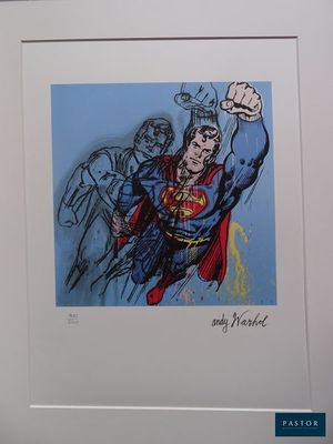 Superman volant dans les airs, le poing levé