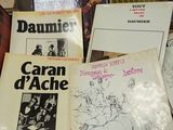 un grand nombre de livres posés sur une table