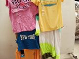deux planches de surf et une planche de surf exposées dans un magasin