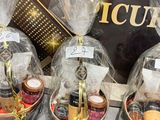 trois paniers remplis d'objets de toutes sortes posés sur une table