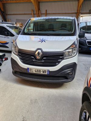 une camionnette blanche garée dans un garage