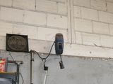 une image d'un garage avec beaucoup d'outils