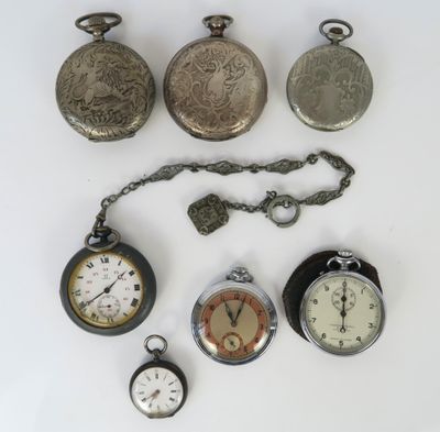 de nombreux types de montres de poche présentés sur une table