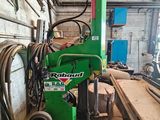 une machine verte qui se trouve dans un garage
