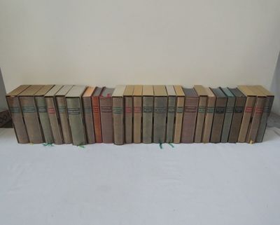 un grand nombre de livres posés sur le sol