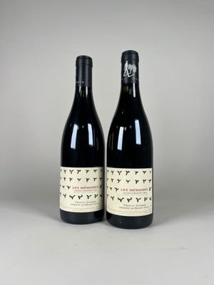 deux bouteilles de vin posées l'une à côté de l'autre sur une table