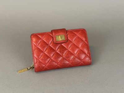 CHANEL Portefeuille porte cartes en cuir matelassé rouge, fe…
