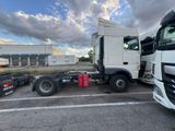 un camion qui est garé sur un terrain avec d'autres camions