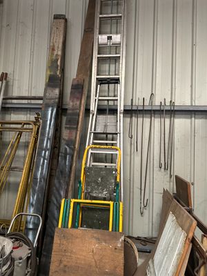 une échelle appuyée contre un mur dans un garage