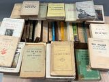 beaucoup de vieux livres posés ensemble sur une table
