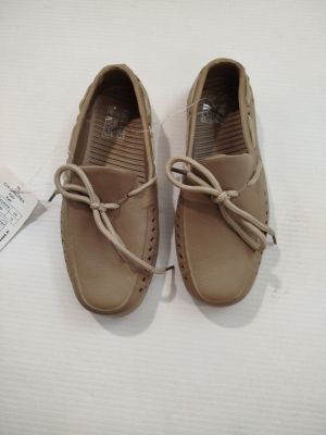 paire de chaussures de conduite pour femme en cuir beige, avec des lacets