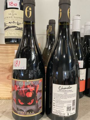 plusieurs bouteilles de vin sont alignées sur un comptoir