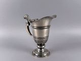 une coupe en argent ancien avec une cuillère au milieu