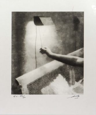 une image représentant une photo en noir et blanc d'une personne tenant une lampe
