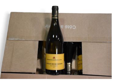 deux bouteilles de vin dans une boîte en carton posée sur une table