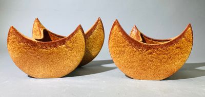 deux vases orange posés sur une table