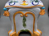 un tabouret blanc et orange orné de motifs bleus et jaunes