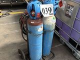 deux bouteilles de gaz propane posées l'une à côté de l'autre sur un chariot