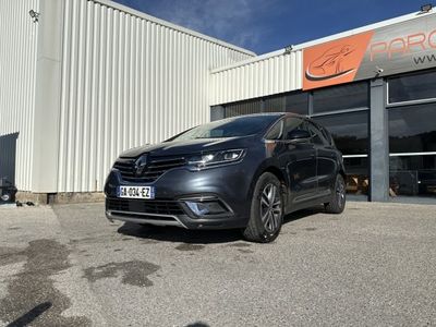 une voiture noire garée devant un immeuble sur lequel est accrochée une pancarte