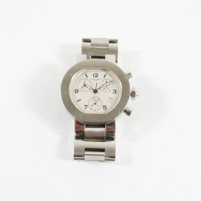 une image d'un gros plan d'une montre-bracelet sur une surface blanche