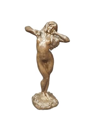 statue d'une femme tenant une batte de baseball sur fond blanc
