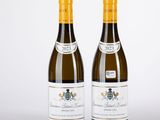 deux bouteilles de vin posées l'une à côté de l'autre sur une table