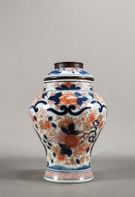 un vase muni d'un couvercle orné de fleurs