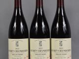 trois bouteilles de vin sont alignées sur une table