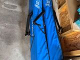 un sac bleu posé par terre à côté d'une pile d'outils
