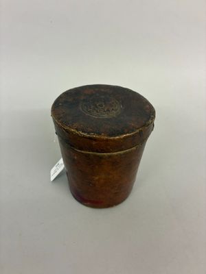 une vieille boîte en bois posée sur une surface blanche