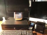 un bureau d'ordinateur sur lequel se trouvent un écran, un clavier, une souris et un téléphone portable