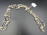 gros plan d'un collier sur une table avec une étiquette