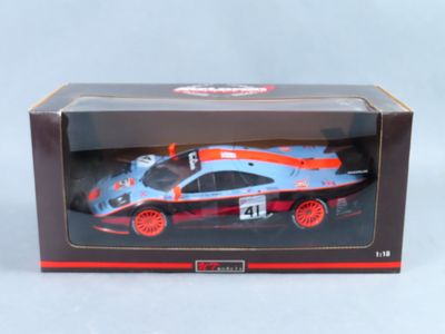 une petite voiture qui se trouve dans une boîte posée sur la table