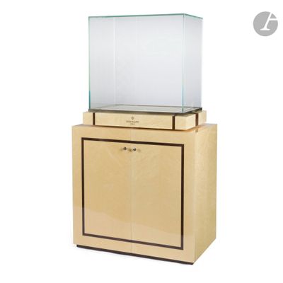 un petit meuble sur lequel est posée une télévision