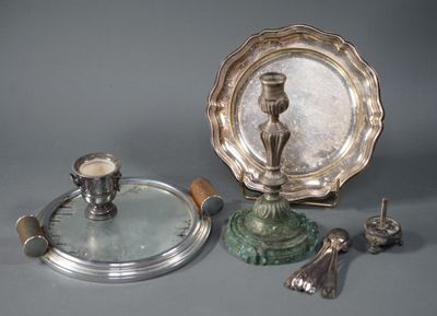 un plateau en argent muni d'un bougeoir et d'un miroir