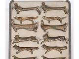 un lot de figurines de chiens en argent dans un coffret