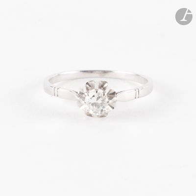 gros plan d'une bague en diamant sur fond blanc
