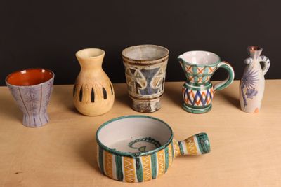 de nombreux types de vases et de bols sur la table