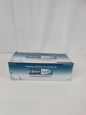 un tube de dentifrice posé sur une table blanche