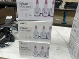 plusieurs boîtes de biberons posées sur une table